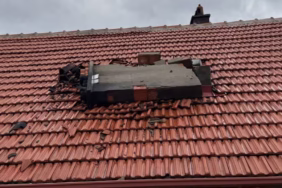 Yedişehitler’de Fırtına Paniği: 3 Katlı Binanın Bacası Yıkıldı