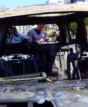 Antalya’da Araç Yangını: Sürücü Kedisiyle Son Anda Kurtuldu