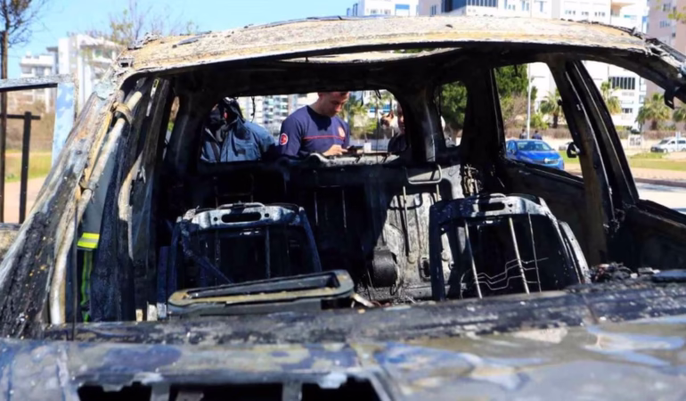 Antalya’da Araç Yangını: Sürücü Kedisiyle Son Anda Kurtuldu
