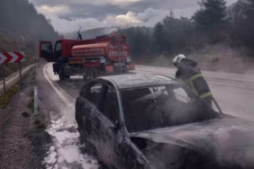 Burdur Bucak'ta Araç Yangını: Seyir Halindeki Otomobil Küle Döndü