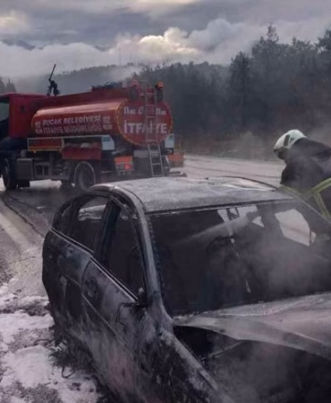 Burdur Bucak'ta Araç Yangını: Seyir Halindeki Otomobil Küle Döndü