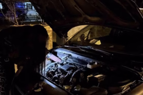 Burdur'da Polis Noktasında Arızalanan Araca Kadın Usta Müdahale Etti