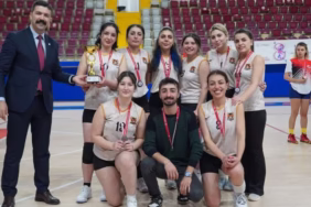 Isparta 8 Mart Kadınlar Voleybol Turnuvası'nın Şampiyonu Divalar Oldu