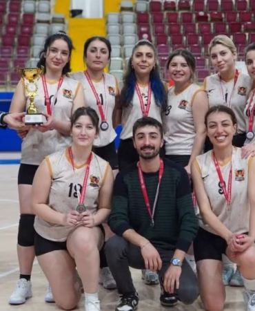Isparta 8 Mart Kadınlar Voleybol Turnuvası'nın Şampiyonu Divalar Oldu