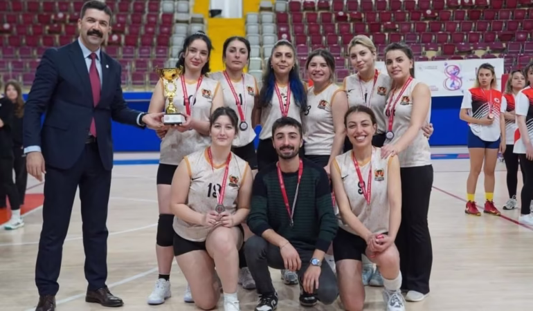 Isparta 8 Mart Kadınlar Voleybol Turnuvası'nın Şampiyonu Divalar Oldu