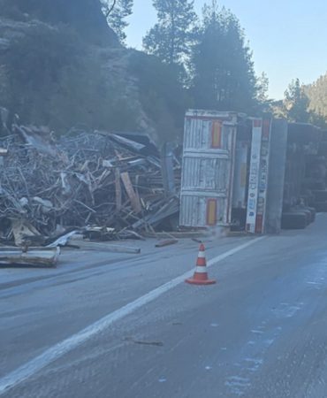 Isparta-Antalya Karayolunda Demir Yüklü Tır Devrildi: 1 Yaralı
