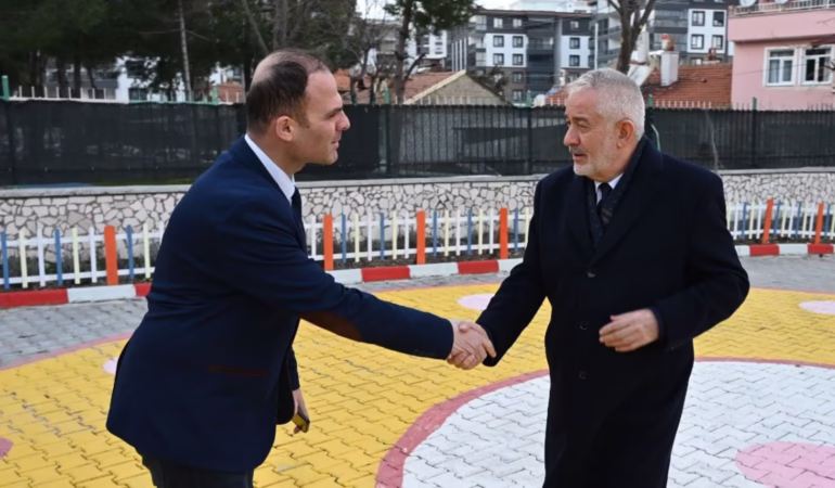 Isparta Başkanı Başdeğirmen'den Minik Öğrencilere Anlamlı Sürpriz