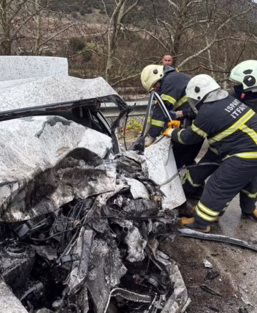 Isparta-Burdur Yolunda Feci Kaza: İki Otomobil Çarpıştı, 2 Ölü 1 Yaralı