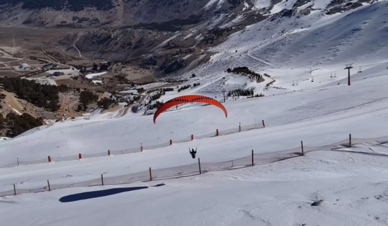Isparta Davraz Kayak Merkezi'nde Yamaç Paraşütü Şöleni
