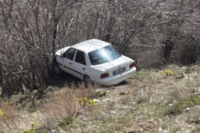 Isparta Dere Mahallesi'nde Şarampole Uçan Otomobil Ağaca Çarptı
