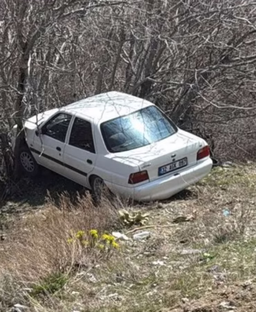 Isparta Dere Mahallesi'nde Şarampole Uçan Otomobil Ağaca Çarptı