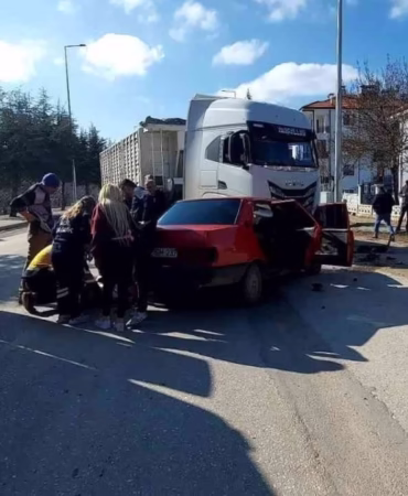 Isparta Şarkikaraağaç'ta İki Araç Çarpıştı: 4 Kişi Yaralandı