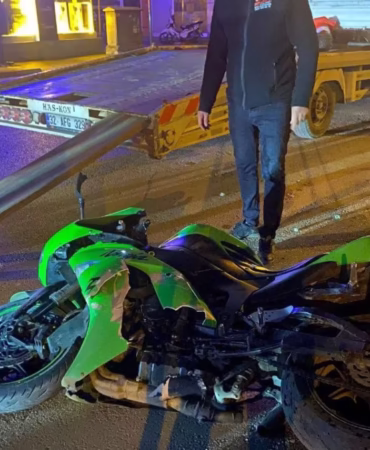 Isparta Yalvaç’ta Feci Kaza: Motosiklet Direğe Çarptı, 2 Yaralı