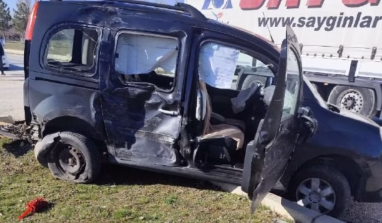 Isparta Yalvaç’ta Tır ve Otomobilin Karıştığı Kazada 2 Kişi Yaralandı