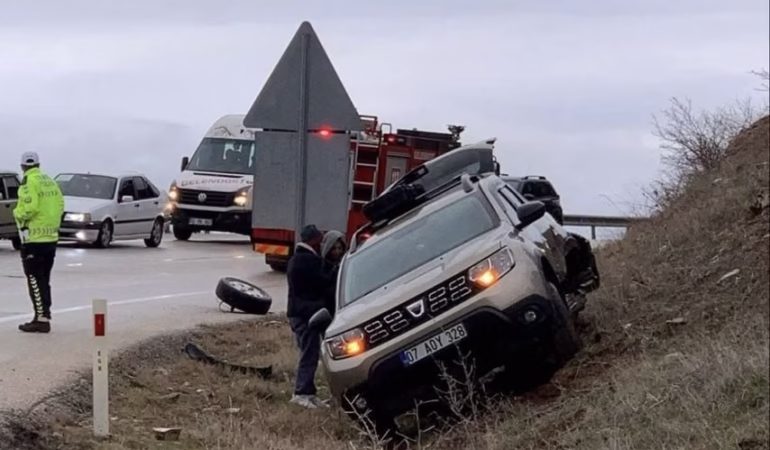 Isparta’da 3 Araçlı Zincirleme Trafik Kazası Kamerada: 8 Yaralı