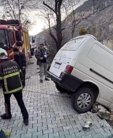 Isparta’da Korku Dolu Anlar: Askıda Kalan Minibüsü İtfaiye Kurtardı