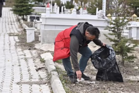 Isparta'da Mezarlıklarda Bayram Öncesi Kapsamlı Temizlik