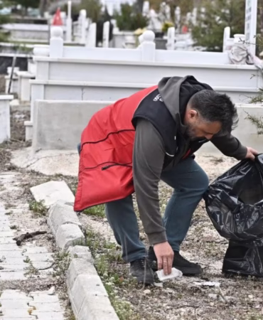 Isparta'da Mezarlıklarda Bayram Öncesi Kapsamlı Temizlik
