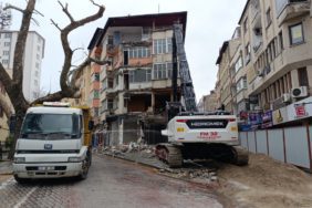 Isparta’da Yan Yatan Riskli Binanın Kontrollü Yıkımı Başladı