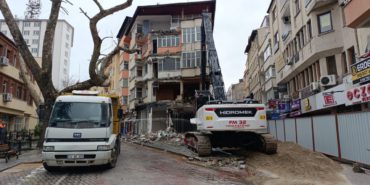 Isparta’da Yan Yatan Riskli Binanın Kontrollü Yıkımı Başladı