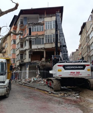 Isparta’da Yan Yatan Riskli Binanın Kontrollü Yıkımı Başladı
