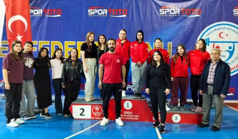 Ispartalı Kız Haltercilerden Ordu'da Gururlandıran Dayanışma