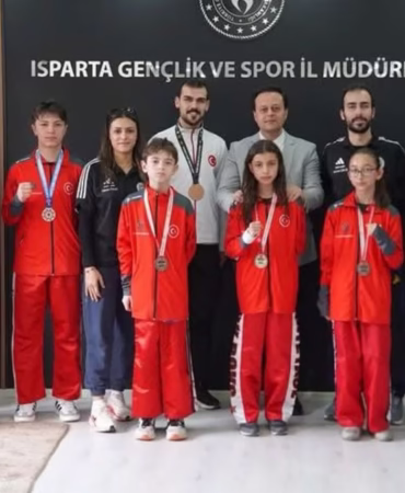 Isparta'nın Şampiyon Kick Boksçularından İl Müdürü Kaya'ya Ziyaret