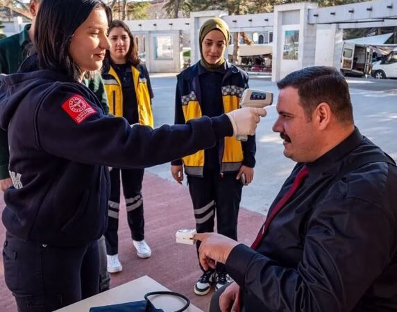 Yalvaç'ta Üniversite Öğrencilerinden Ücretsiz Sağlık Taraması