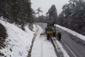 Yenişarbademli'de Bayramda Kar Mesaisi: Yollar Açık Tutuldu