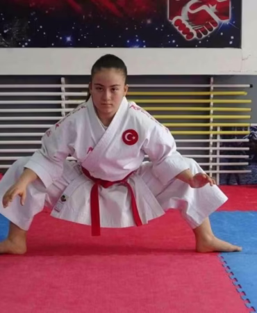 14 Yaşındaki Mukaddes Feyza Türkiye Karate Şampiyonu Oldu