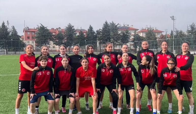 32 Davraz Kadın Futbol Takımı TFF 3. Lig'de Yeni Sezona Hazır