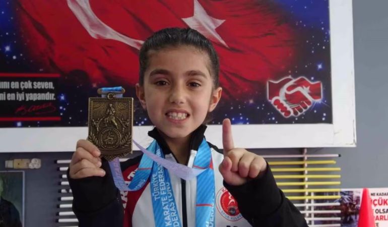 7 Yaşındaki Minik Sporcu Zeynep Karatede Türkiye Şampiyonu Oldu