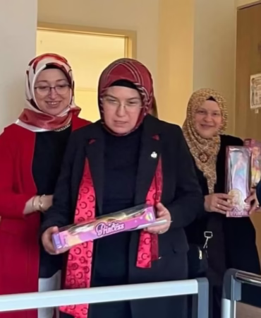 AK Parti'den Şehir Hastanesindeki Çocuklara 23 Nisan Morali