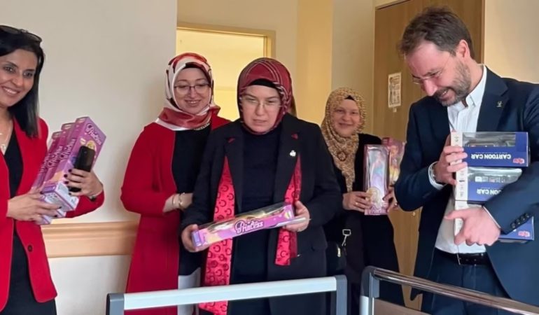 AK Parti'den Şehir Hastanesindeki Çocuklara 23 Nisan Morali