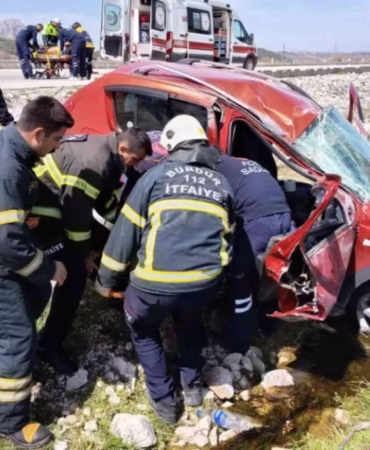 Burdur'da Otomobil Şarampole Yuvarlandı: İki Kişi Yaralandı