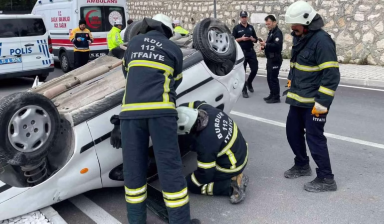 Burdur'da Trafik Kazası: Takla Atan Otomobilde 2 Kişi Yaralandı