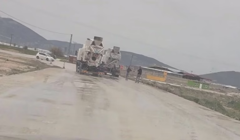 Dökülen Çimentoyu Anında Temizlediler