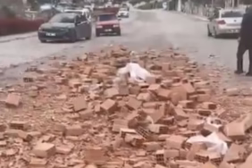 Eğirdir'de Kontrolden Çıkan Tuğla Yüklü TIR Trafiği Aksattı