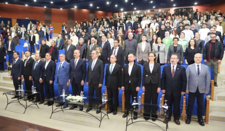 Eski Bakan Kasapoğlu Isparta İhtisas Akademi'de Gençlerle Buluştu