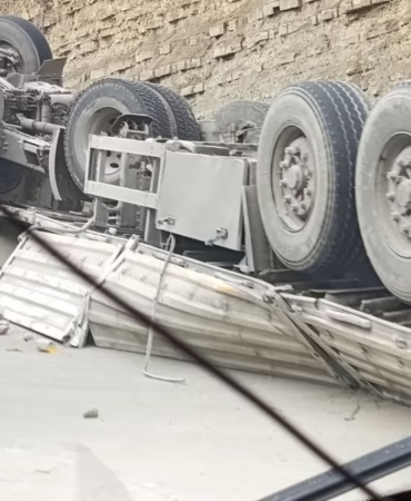 Isparta-Antalya Karayolunda Tır Devrildi: Sürücü Yaralandı