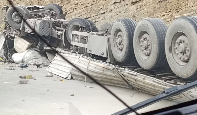 Isparta-Antalya Karayolunda Tır Devrildi: Sürücü Yaralandı