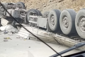 Isparta-Antalya Karayolunda Trafik Kazası: Tır Devrildi, Sürücü Yaralandı