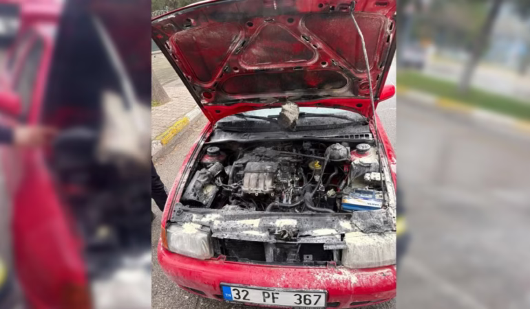 Isparta Karayolları Kavşağı'nda Korkutan Araç Yangını