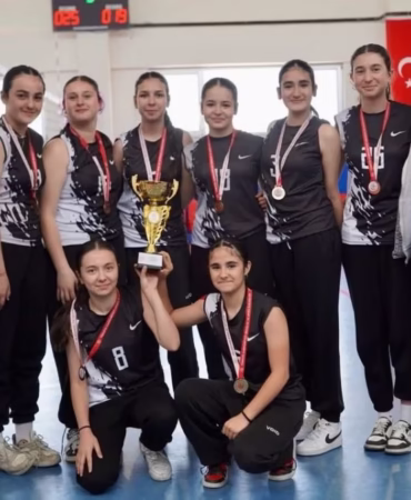 Isparta Küçük Kızlar Voleybol Turnuvası'nda Şampiyon Hızırbey Ortaokulu