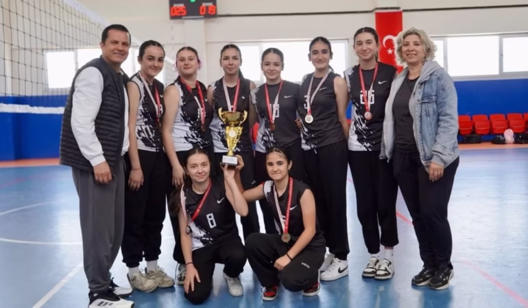 Isparta Küçük Kızlar Voleybol Turnuvası'nda Şampiyon Hızırbey Ortaokulu