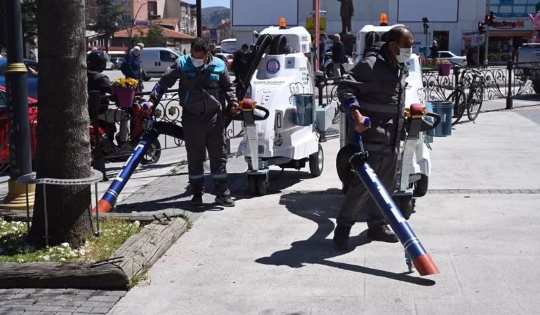 Isparta Sokaklarında Çevre Dostu Fil Tipi Akülü Süpürge Dönemi