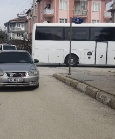 Isparta Yalvaç'ta Tur Otobüsü ile Otomobil Çarpıştı: 1 Kişi Hastanelik Oldu