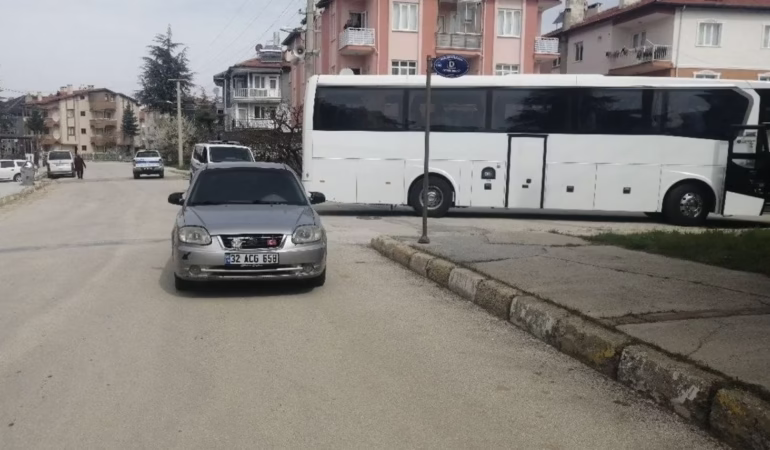 Isparta Yalvaç’ta Tur Otobüsü ile Otomobil Çarpıştı: 1 Kişi Hastanelik Oldu