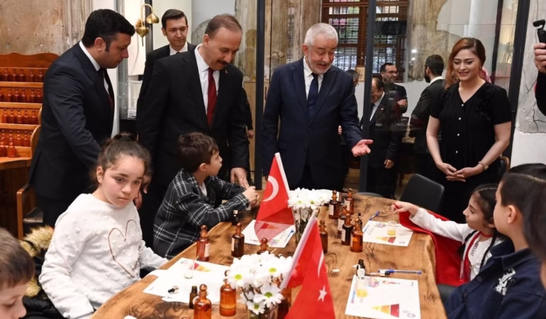 Isparta'da Çocuklar 23 Nisan'a Özel Kendi Kokularını Üretti