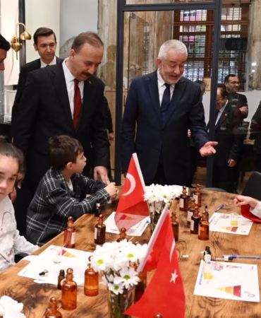 Isparta'da Çocuklar 23 Nisan'a Özel Kendi Kokularını Üretti